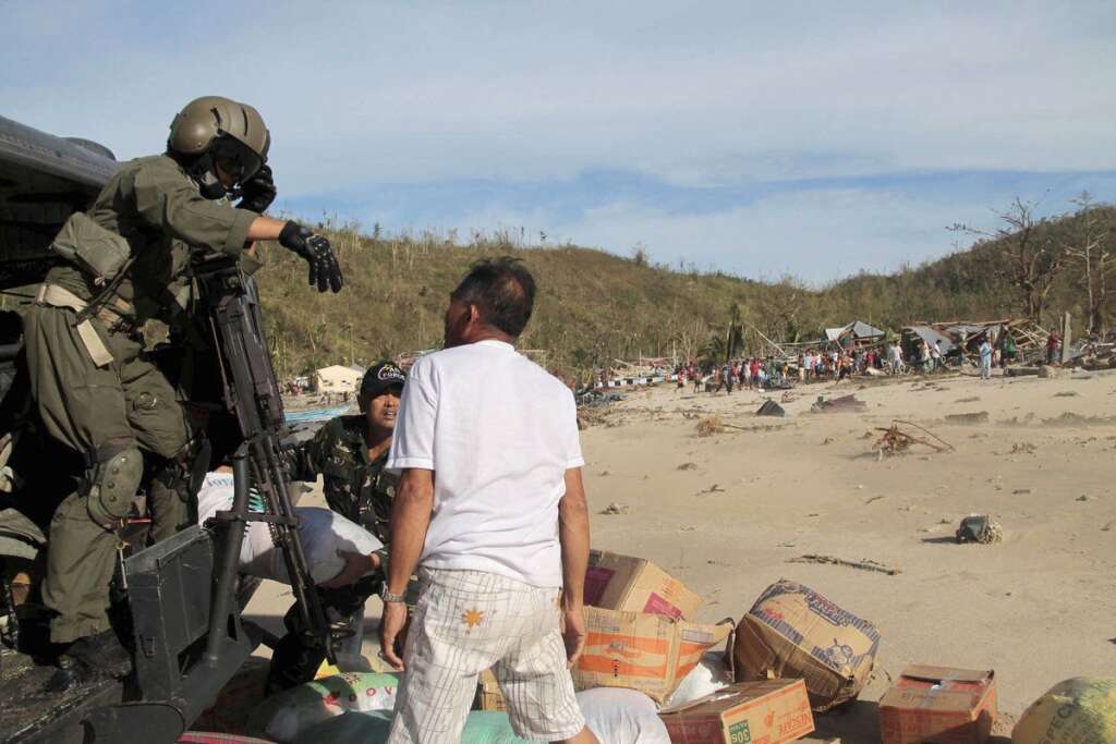 L'Armée de l'Air déchargent des secours aux habitants isolés d'un village de l'île de Panay, dans le nord de la province de Iloilo. - Le 9 Novembre 2013.