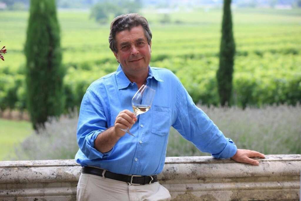 25 juillet - Denis Dubourdieu - L'œnologue, chercheur, vigneron et propriétaire de châteaux bordelais Denis Dubourdieu, fondateur-directeur de l'Institut des sciences de la vigne et du vin, dont les travaux de recherche dans les années 80 inspirent la viticulture contemporaine, est décédé le 25 juillet à l'âge de 67 ans.  <strong>» Lire notre article complet <a href="http://www.huffingtonpost.fr/2016/07/27/denis-dubourdieu-mort_n_11212258.html" target="_blank">en cliquant ici</a></strong>
