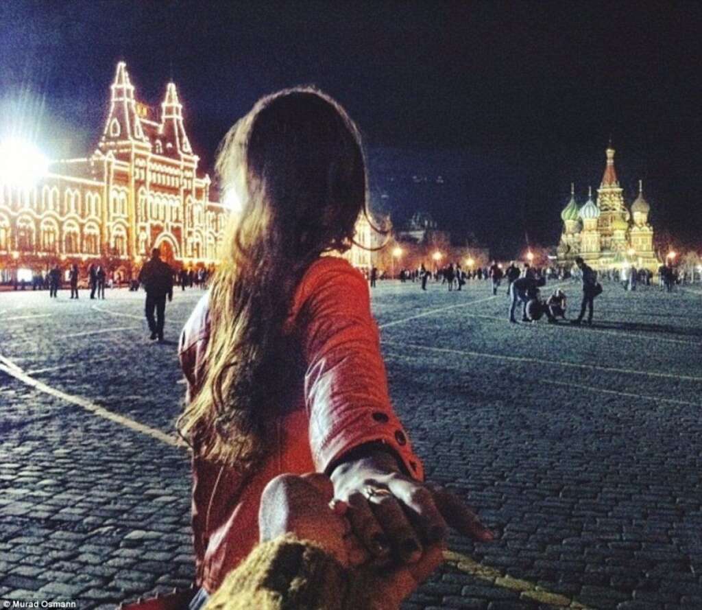 Il prend des photos de sa copine aux quatre coins du monde - À Moscou (Russie)