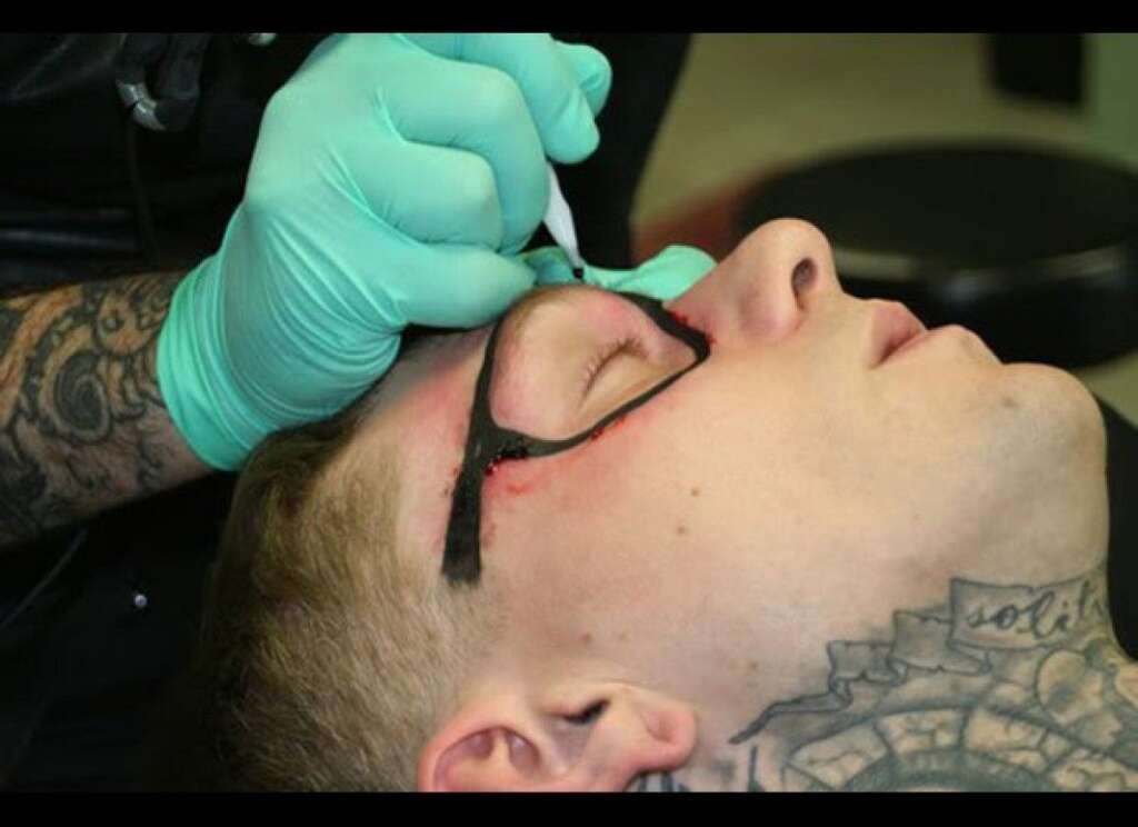 Les tatouages les plus difficiles à porter - Des lunettes permanentes