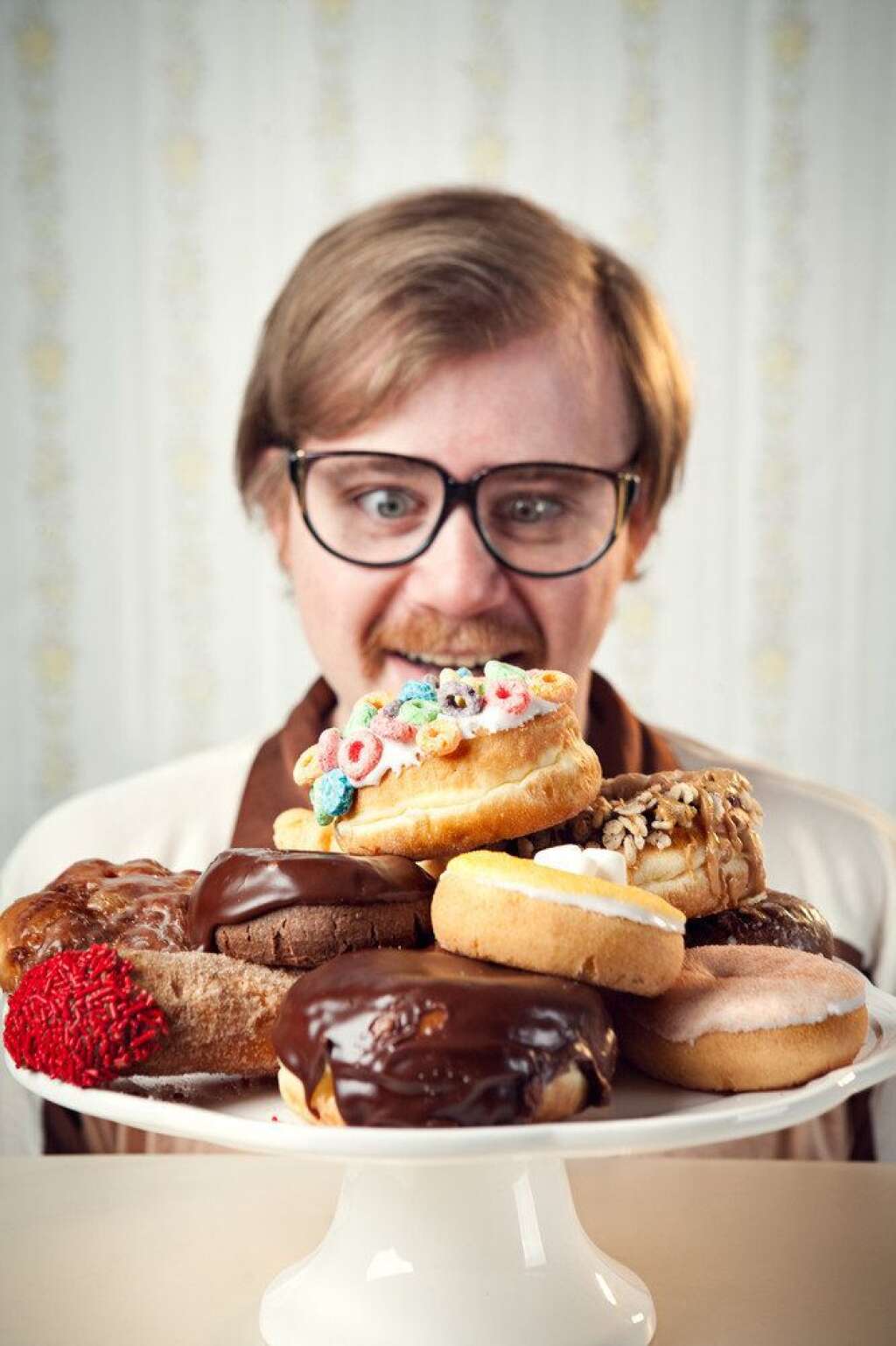Ne pas manger trop sucré - Manger des donuts, muffins et autres pâtisseries en tout genre aurait un effet irrémédiable sur votre production de spermatozoïdes. Après une batterie de test, une <a href="http://www.dailymail.co.uk/health/article-2534856/Can-eating-doughnuts-make-men-infertile-Its-not-just-having-children-Infertility-linked-early-death-causes-surprise-you.html" target="_blank">équipe de scientifiques américains</a> a conclu qu'une quantité trop élevée de sucre dans l'organisme freinait la production de sperme. Une autre étude publié par la revue <a href="http://humrep.oxfordjournals.org/" target="_blank">Human Reproduction</a> explique qu'en plus de dégrader la qualité de leur sperme, les hommes qui se nourrissent exclusivement d'aliments gras et sucrés peuvent transmettre des problèmes de fertilité à leurs enfants.
