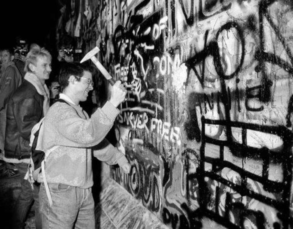 9 novembre 1989 - Un homme s'attaque symboliquement à un morceau du mur de Berlin, après l'annonce de l'ouverture de la frontière.