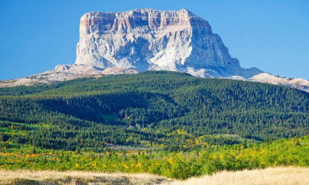 - Canada : la Chief Mountain se dresse à la frontière entre le Canade et et l’état du Montana, USA, dans le Parc International de la Paix