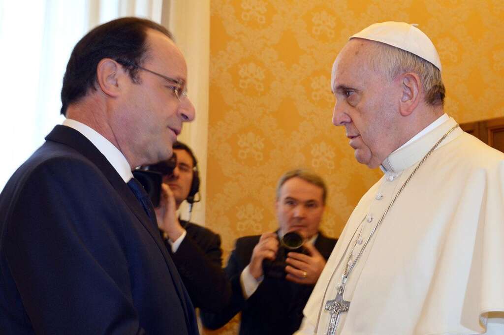 24 janvier 2014: Hollande rencontre le pape François - François Hollande est reçu, à sa demande, par le pape François au Vatican. L'ambiance est glaciale en début d'entretien mais elle se réchauffe par les suites. Les deux hommes ont discuté des questions sociétales mais aussi du sort des Chrétiens d'orient.