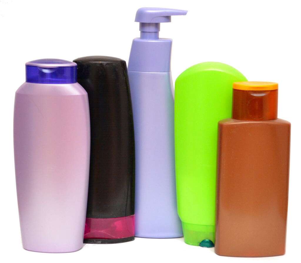 À jeter dans le bac à couvercle jaune... - Toutes les bouteilles et flacons en plastique tels que les bouteille d’eau, les flacon de liquide vaisselle, de gel-douche ou encore de shampoing.