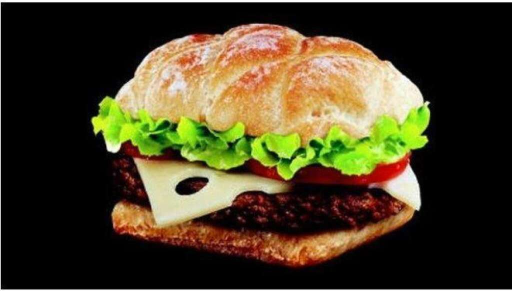 M Burger - France - Boeuf, fromage, laitue, tomate, fromage emmenthal naturel sur un pain Ciabatta cuit dans un four de pierres.