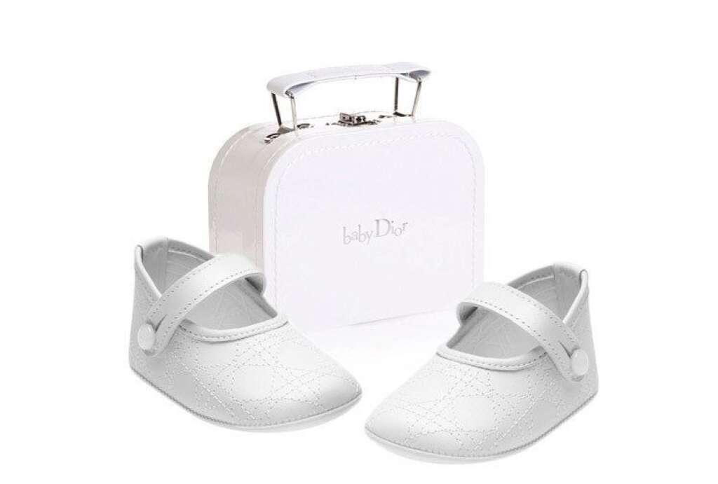 Un kit Baby Dior - La boutique <em>Bel Bambini</em> de Beverly Hills a envoyé un kit pour bébé au couple royal. Il contient notamment un set Fendi à 265 dollars, une poussette Bugaboo à 978 dollars et des bottines Dior à 275 dollars.