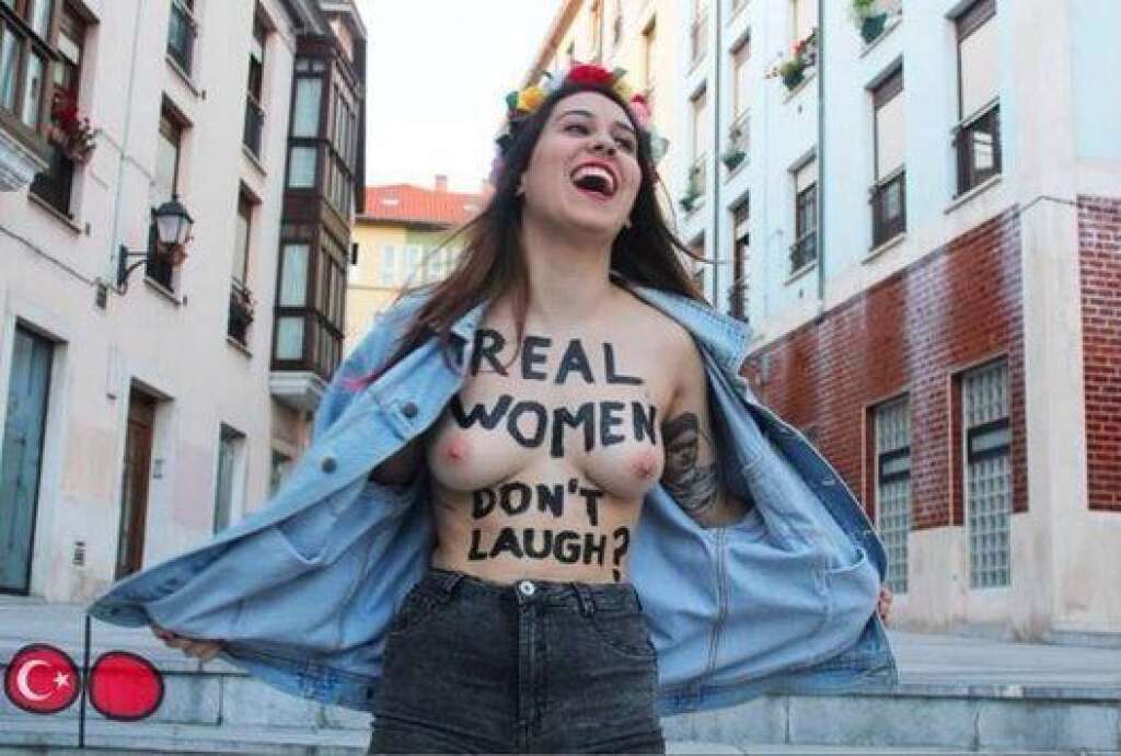 Contre le vice-premier ministre turc - "Une femme doit conserver une droiture morale, elle ne doit pas rire fort en public", a affirmé le vice-Premier ministre turc, Bulent Arinç. De nombreuses femmes, dont cette militante Femen, lui ont répondu en postant sur les réseaux sociaux des images d'elles en train de rire.