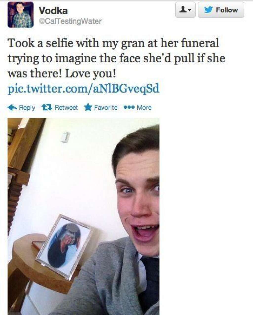 Selfies at Funerals - "J'ai pris un selfie avec ma grand-mère à son enterrement, j'aimerais voir la tronche qu'elle ferait si elle avait été là ! Je t'aime Mamie !"