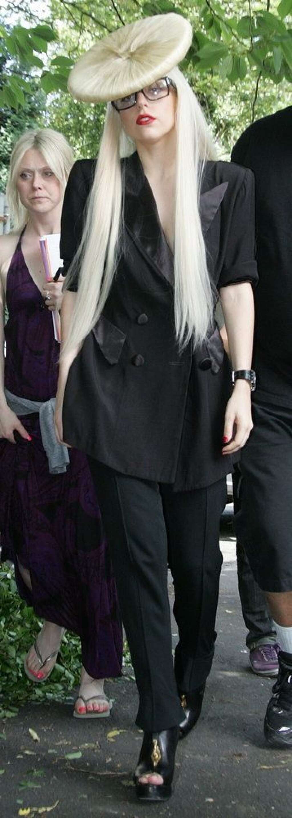 Geisha sophistiquée - A Manchester, alors qu'elle apporte son aide à la décoration d'un jardin pour les personnes atteintes du VIH, Lady Gaga affiche un look sobre adapté aux circonstances. Seule sa coiffure contraste avec sa tenue. Chassez le naturel, il revient au galop. (Le 29 juin 2009)