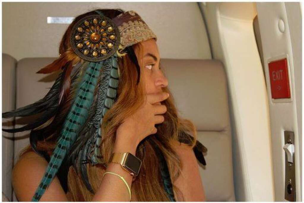 Les stars font la promo de l'Apple Watch - La chanteuse Beyonce a publié cette photo sur son blog le 20 avril. Il s'agit d'un modèle Edition avec un bracelet (visiblement) en or qui n'est pas disponible à la vente.