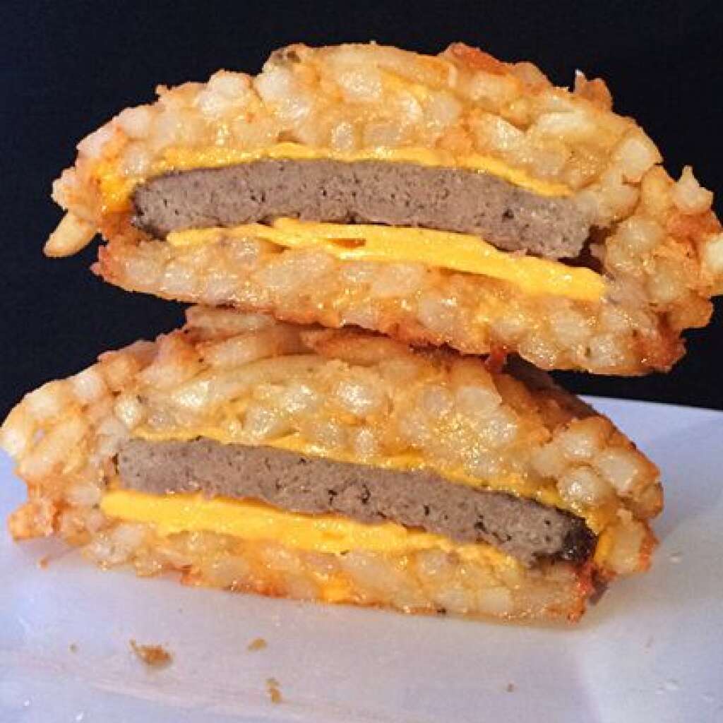 Pas de pain... mais des frites - Burger King <a href="http://newsfeed.time.com/2013/08/27/burger-king-to-serve-up-french-fry-burger/" target="_blank">avait mis des frites entre deux tranches de pain</a>, mais The Vulgar Chef est allé plus loin <a href="http://thevulgarchef.com/2015/05/14/french-fry-burger-bomb/" target="_blank">avec ce "French Fry Burger"</a>. Trop loin peut-être.