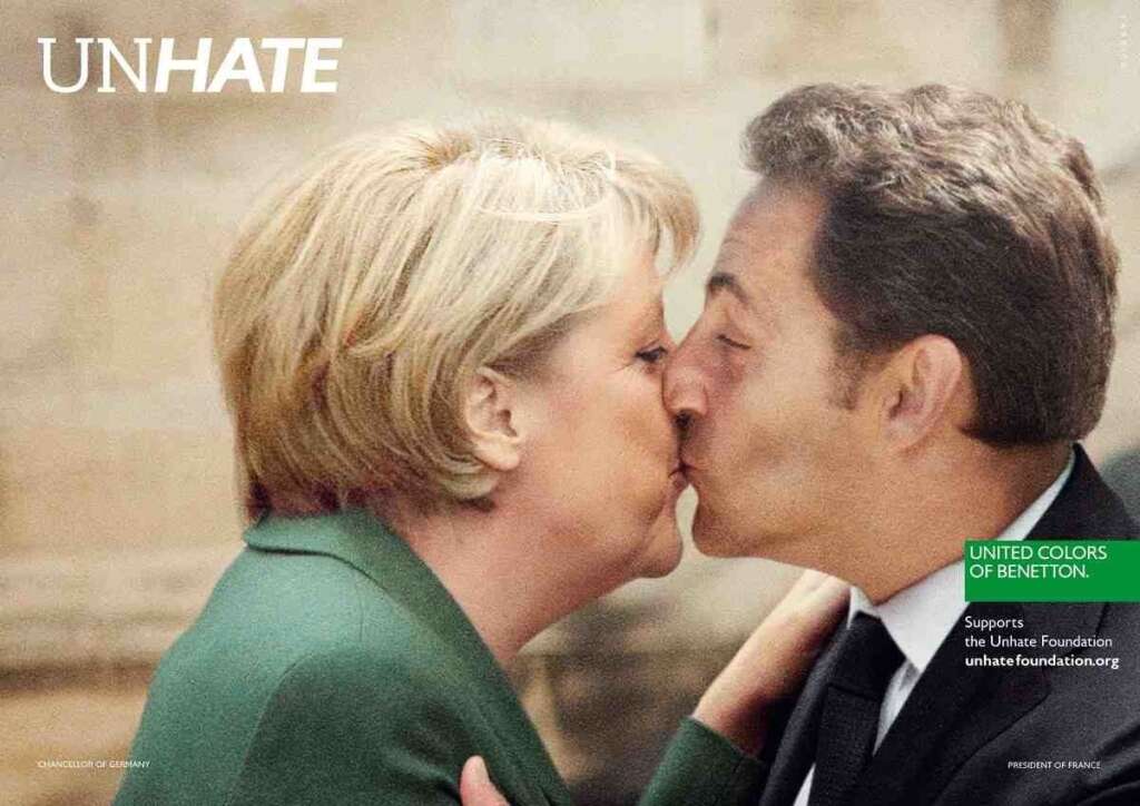 La campagne "Unhate" de Benetton - La campagne Benetton (2011) a mis en scène les baisers des dirigeants de ce monde, avec (entre autres) Angela Merkel et Nicolas Sarkozy.