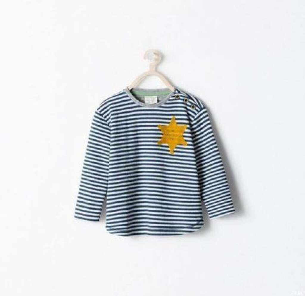 Le tshirt rayé à l'étoile jaune de Zara - La marque de prêt-à-porter Zara est au cœur de la polémique. Le problème? La marque a mis en vente un t-shirt rayé avec une étoile jaune. <a href="http://www.huffingtonpost.fr/2014/08/27/zara-polemique-t-shirt-etoile-jaune_n_5720574.html?utm_hp_ref=france" target="_blank">Cliquez ici pour lire l'intégralité de l'article</a>