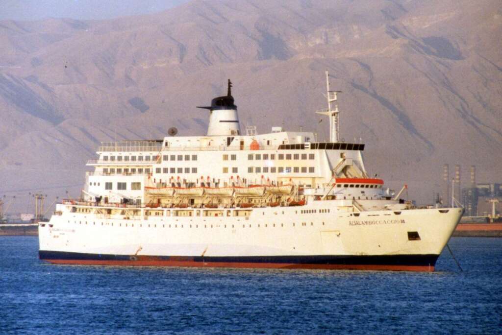 Le "Al-Salam Boccaccio 98", en mer Rouge (2 février 2006) - Bilan : environ 1000 morts.  Les causes du drame sont dûes à un incendie débuté au départ d'Arabie saoudite. Malgré tout, le commandant a insisté pour continuer sa route vers l'Égypte. En pleine nuit, le bateau qui transportait 1400 passagers a alors commencé à basculer à tribord. Il a ensuite fini par chavirer. Entre-temps, des centaines de passagers s'étaient jetés à l'eau avant de périr noyés.