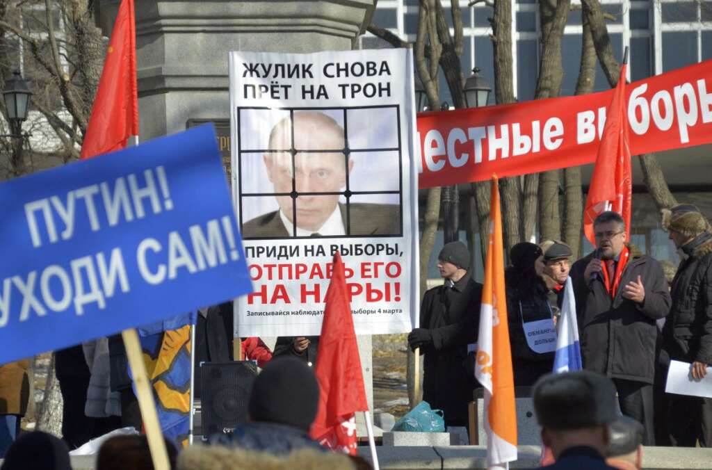 - Des manifestants à la tribune à Vladivostok. "Poutine ! Va-t-en" et "L'escroc veut reprendre le trône. Allez aux urnes et envoyez-le en prison", disent les pancartes.