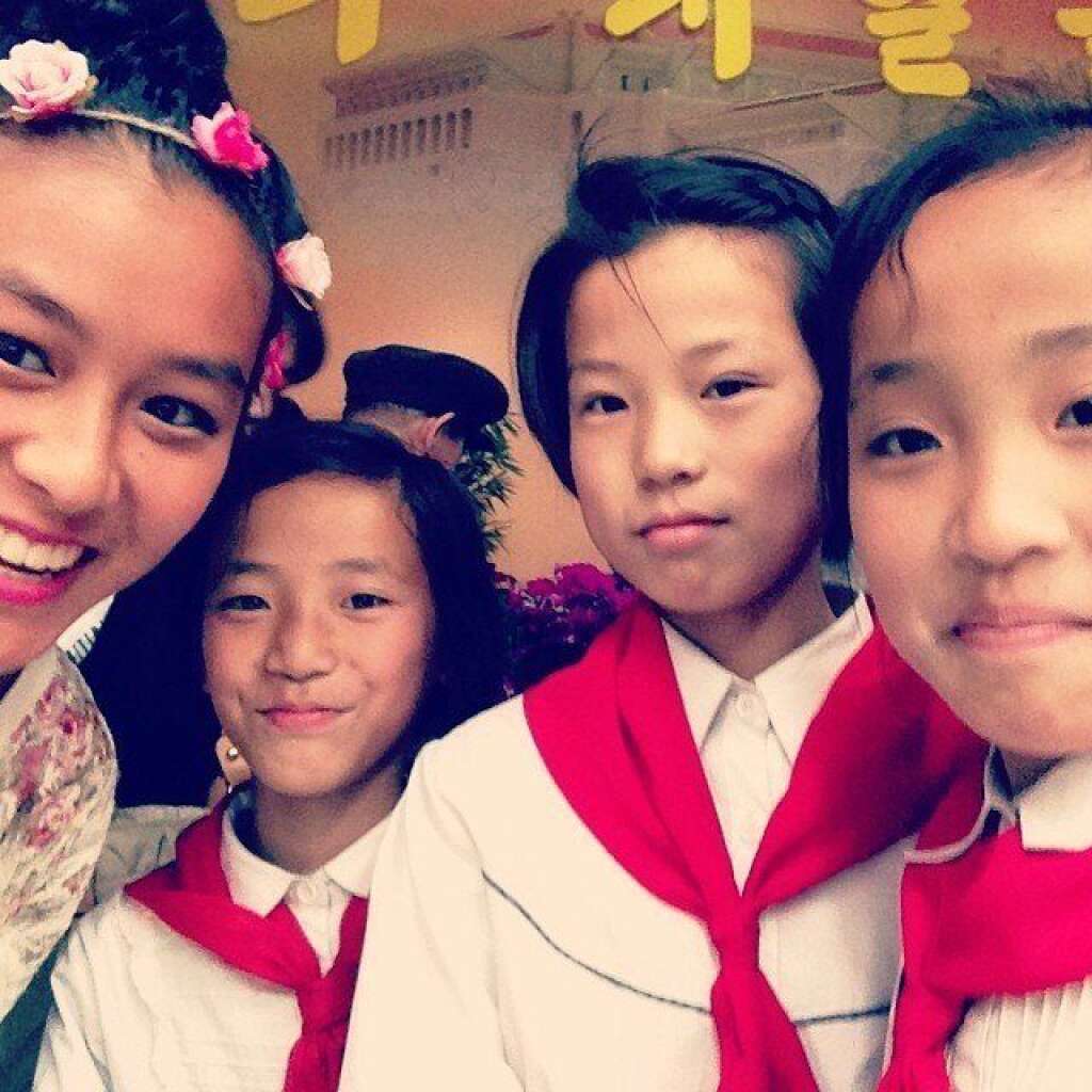 Des écolières étonnées par la fonction photo du téléphone de Jen Loong -
