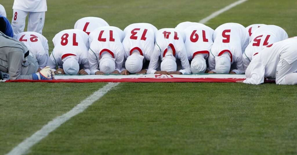 La prière d'avant-match - Les joueuses iraniennes avant le début de leur match contre la Jordanie en mars 2011.