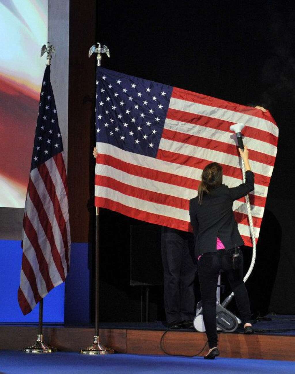 La photo des coulisses : l'aspirateur de Romney - Au Convention and Exhibition Center de Boston, l'heure est aux derniers préparatifs avant l'arrivée du candidat républicain, Mitt Romney, qui y tiendra sa soirée électorale.