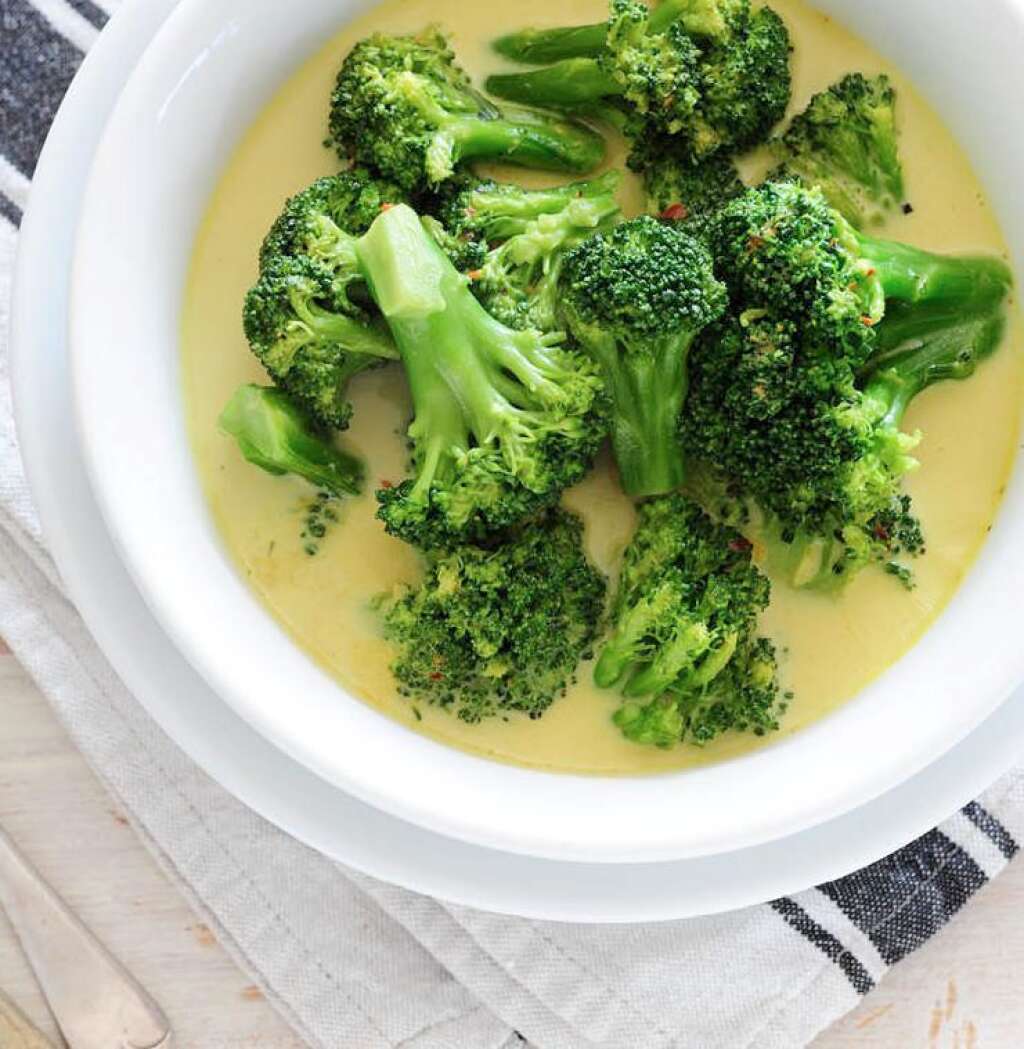 Le broccoli - Ce légume, de la famille des crucifères, renferme beaucoup de vitamine C, idéal pour affronter l'hiver. Les composés bioactifs qu'il contient diminuent les risques de certains cancers. Le brocoli peut se consommer cru ou cuit.