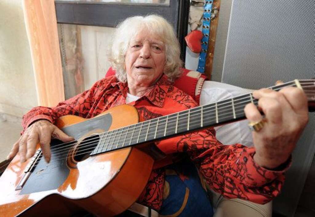 6 novembre - Manitas de Plata - Proche de Cocteau et Dali, le célèbre guitariste gitan, qui a vendu plus de 93 millions d'albums dans sa carrière, s'est éteint à l'âge de 93 ans.