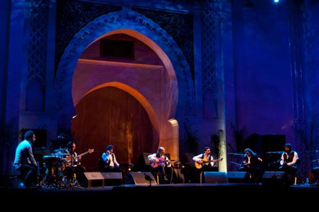Paco de Lucia sur scène accompagné de son orchestre dans l’enceinte royale de Bab Al Makina -