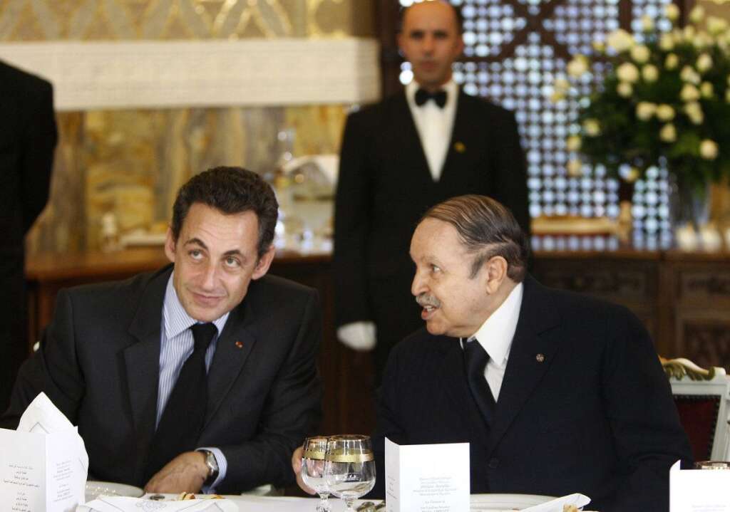 Nicolas Sarkozy ne présente pas d'excuses - 3-5 décembre 2007: Le président Nicolas Sarkozy, en visite d'État en Algérie, dénonce le système colonial sans présenter d'excuses et appelle l'Algérie à se "tourner vers l'avenir". À cette occasion plusieurs accords ont été conclus, notamment un partenariat algéro-français signé le 4 décembre 2007 qui constitue le document de base de la refondation de la relation bilatérale.