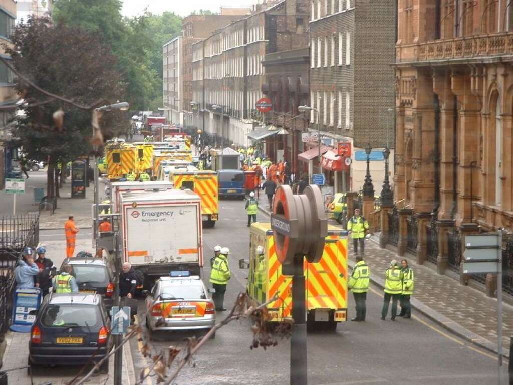 7 juillet 2005 - 56 morts (dont 4 kamikazes) lors de quatre attentats-suicides dans le métro et un bus à Londres.