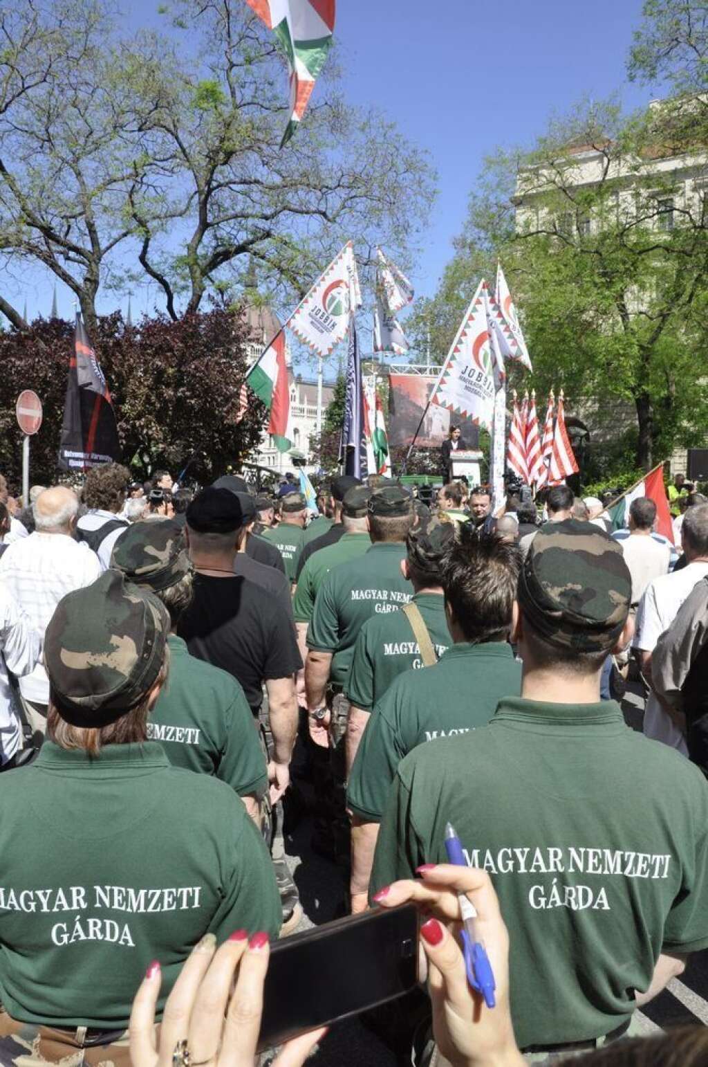 Jobbik, le Mouvement pour une meilleure Hongrie - Parti politique hongrois d'extrême droite fondé en 2003, associé à une milice violente (la "Garde hongroise"), Jobbik se veut anti-avortement, anti-européen, anti-establishment et anti-immigration. En 2010, le parti a remporté 47 sièges au Parlement. Jobbik dispose de 3 sièges au Parlement européen.
