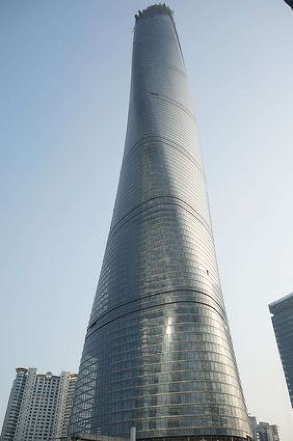 La Shanghai Tower (Chine) - Une fois livrée en cours d'année, la Shanghai Tower <a href="http://tempsreel.nouvelobs.com/immobilier/monde/20140804.OBS5470/shanghai-tower-la-plus-haute-chinoise-bientot-finie.html" target="_blank">sera la deuxième plus haute tour du monde</a>. Les chiffres donnent le vertige: 632 mètres de haut, 127 étages et 380.000 m² de superficie au sol... Elle hébergera des bureaux, des centres commerciaux, un hôtel 5 étoiles et des espaces de divertissement.