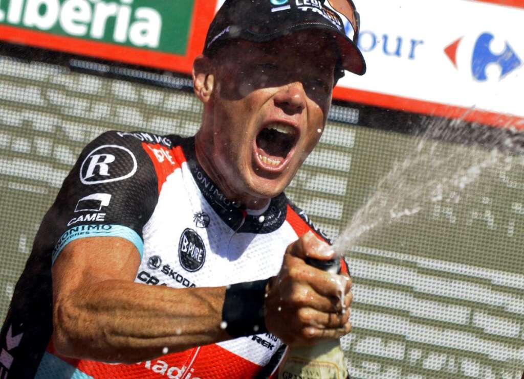 Christopher Horner, 42 ans, cyclisme - Christopher Horner a 42 ans, il est américain... et il a remporté le Tour d'Espagne 2013. Cette prouesse réalisée à pareil âge -il est devenu à cette occasion le plus vieux vainqueur d'un grand tour- a forcément éveillé les soupçons en matière de dopage.   Pour faire taire les mauvaises langues, deux semaines après la Vuelta, <a href="http://www.eurosport.fr/cyclisme/tour-d-espagne/2013/vuelta-soupconne-de-dopage-chris-horner-diffuse-ses-donnees-de-passeport-biologique_sto3938458/story.shtml" target="_blank">Horner a décidé de diffuser ses données de passeport biologique</a> ainsi que ses données de puissance.  On ne saurait tout de même conseiller au cycliste de lever le pied cette année pour ne pas susciter un peu plus les doutes de ses détracteurs... Jeannie Longo, 55 ans, qui n'a officiellement pas encore pris sa retraite, n'est-elle pas de plus en plus embêtée par <a href="http://www.liberation.fr/sports/2013/12/18/dopage-le-conseil-d-etat-rejette-le-recours-de-jeannie-longo_967480" target="_blank">les soupçons de dopage au fil des années</a>?