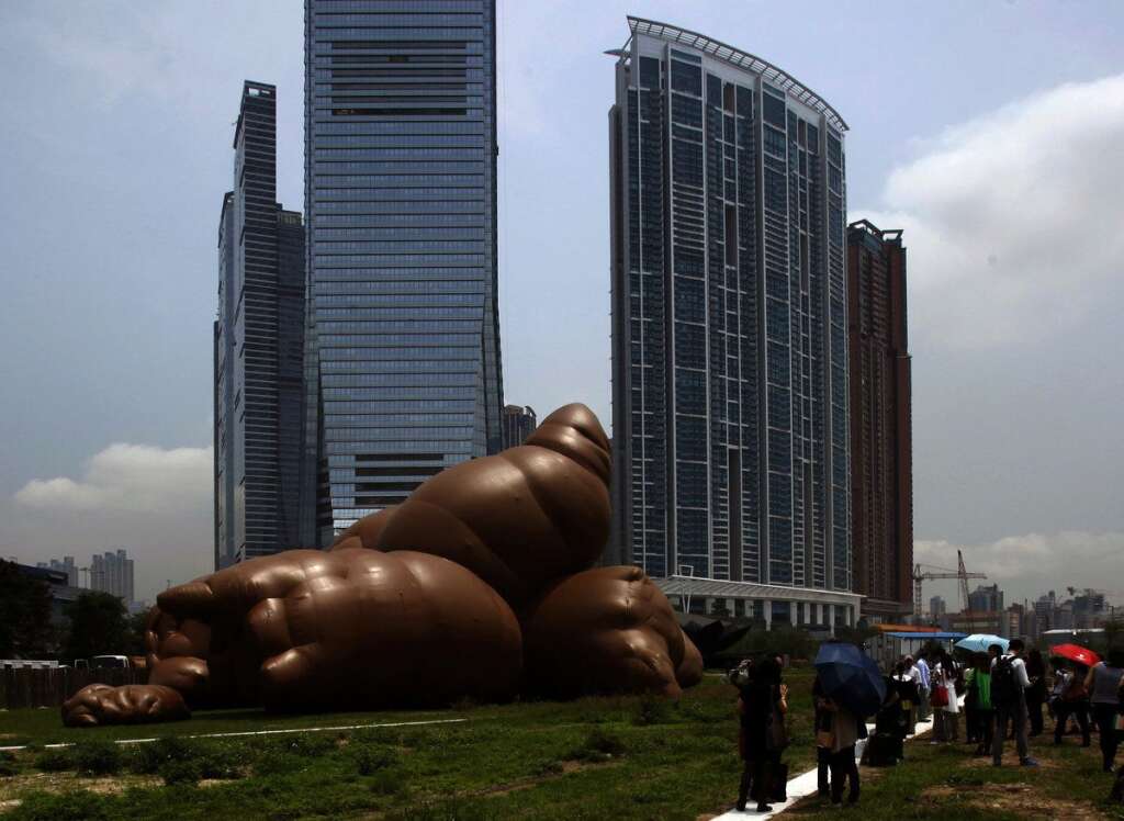 "Complex Pile" ou l'étron gonglable - "Complex Pile", la sculpture gonflable de l'artiste américain Paul McCarthy Berne tourne dans différents musées depuis plusieurs années, comme en 2008 au Centre Paul Klee à Berne. En avril 2012, l'oeuvre est exposée  à Hong-Kong.