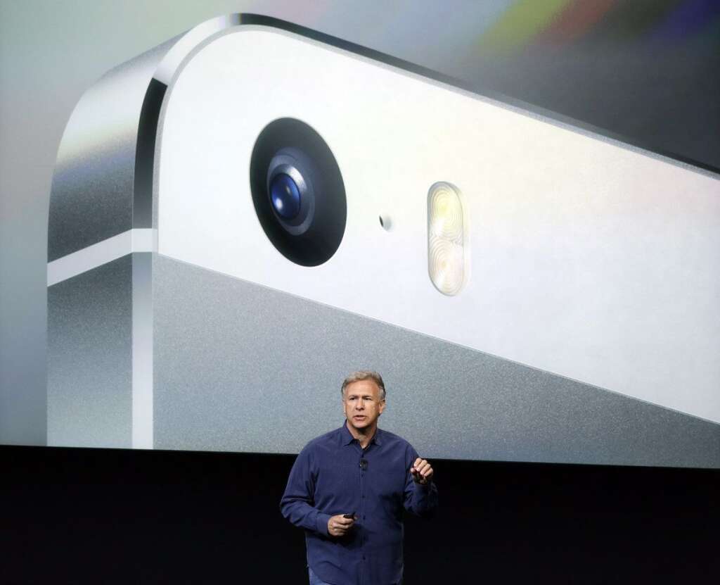 Keynote Apple - Phil Schiller, Apple's senior vice president of worldwide product marketing, speaks on stage about the camera quality during the introduction of the new iPhone 5s in Cupertino, Calif., Tuesday, Sept. 10, 2013. (AP Photo/Marcio Jose Sanchez)