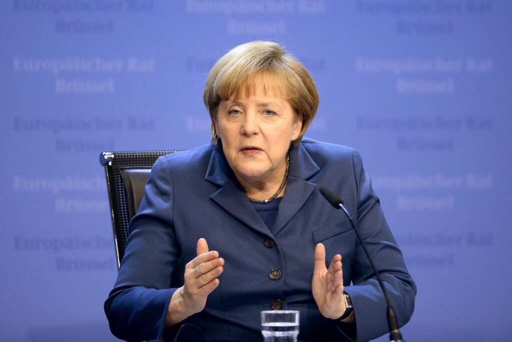 Angela Merkel se blesse au bassin en ski de fond - La chancelière allemande s'est blessée lors d'une balade en ski de fond durant ses vacances de fin d'année 2013. "Elle a subi un choc important lors d'une chute en ski de fond lors des vacances de Noël et <a href="http://www.huffingtonpost.fr/2014/01/06/merkel-chute-ski-annule-rdv_n_4547719.html?utm_hp_ref=france" target="_blank">elle souffre d'une fêlure au bassin</a>", a expliqué son porte-parole, précisant qu'Angela Merkel devait annuler plusieurs rendez-vous à l'étranger.