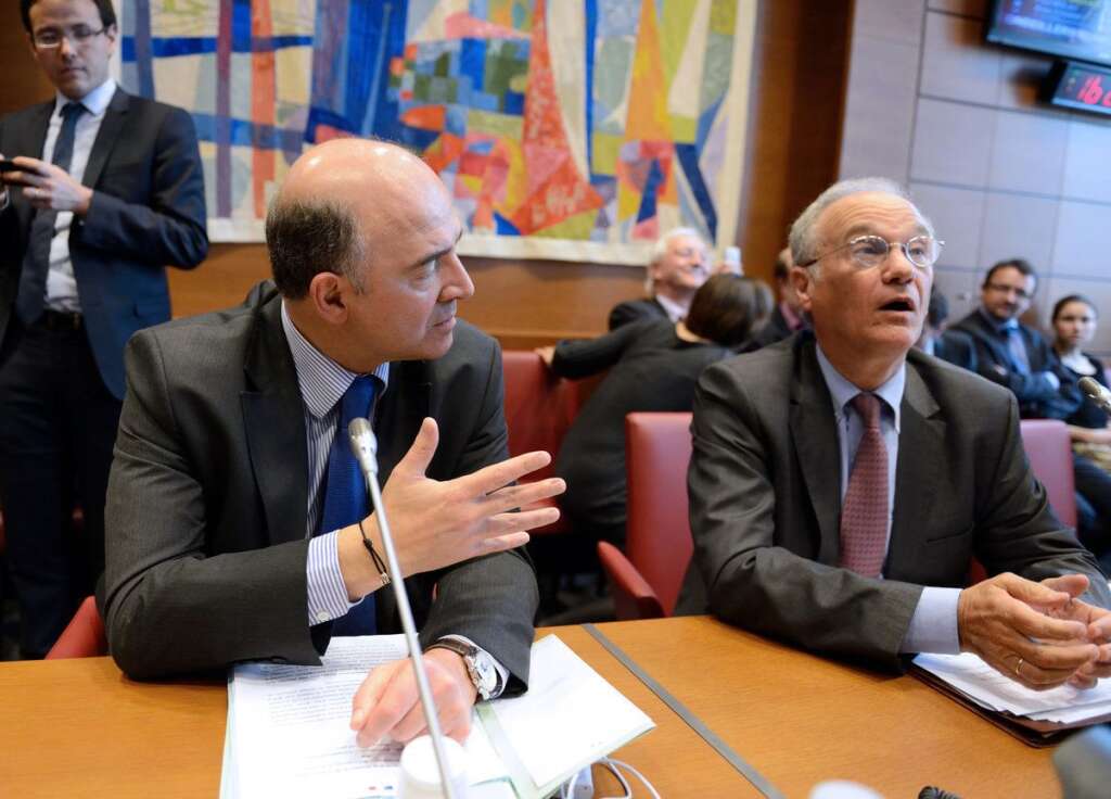17 avril 2013 : attaqué de toutes parts, Moscovici est entendu par la commission des finances de l'Assemblée - Depuis les révélations de <em>Valeurs Actuelles</em>, Pierre Moscovici est la cible de tirs nourris de l'opposition, qui l'accuse d'avoir couvert Jérôme Cahuzac pendant des mois.  Mercredi 17 avril 2013, il est donc logiquement entendu par la commission des Finances de l'Assemblée nationale, présidée par l'UMP Gilles Carrez, à huis clos. Pendant deux heures, il clame son innocence devant une quarantaine de députés. "Je n'ai pas vu aujourd'hui un débat serein. J'ai entendu beaucoup de mauvaise foi. Vous voulez transformer une faute personnelle en une faute collective. C'est malsain et dangereux", déplore t-il à la sortie de l'audition, <a href="http://www.lexpress.fr/actualite/politique/affaire-cahuzac-moscovici-repond-aux-memes-questions-avec-les-memes-reponses_1241767.html" target="_blank">rapporte <em>l'Express</em></a>.