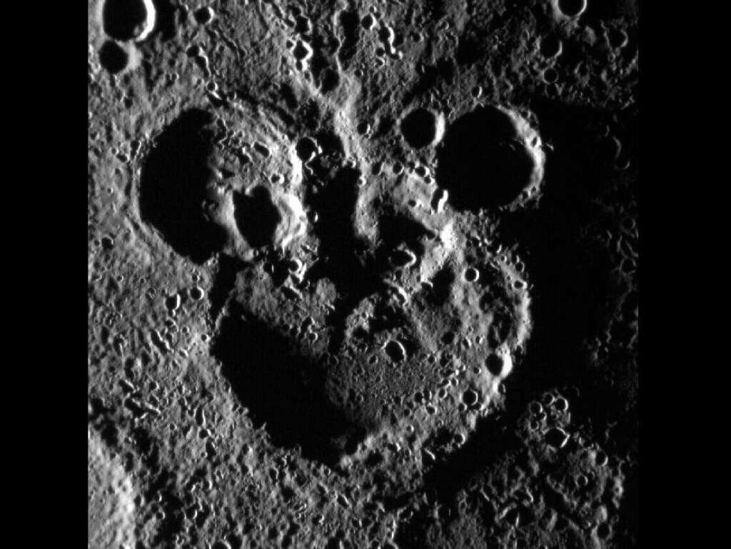 Mickey sur Mercure - Sur l'hémisphère sud de Mercure, <a href="http://www.huffingtonpost.com/2012/06/18/mickey-mercury-nasa-crater-messenger-orbiter_n_1605610.html">un satellite de la Nasa a immortalisé la souris de Disney</a> en juin 2012.