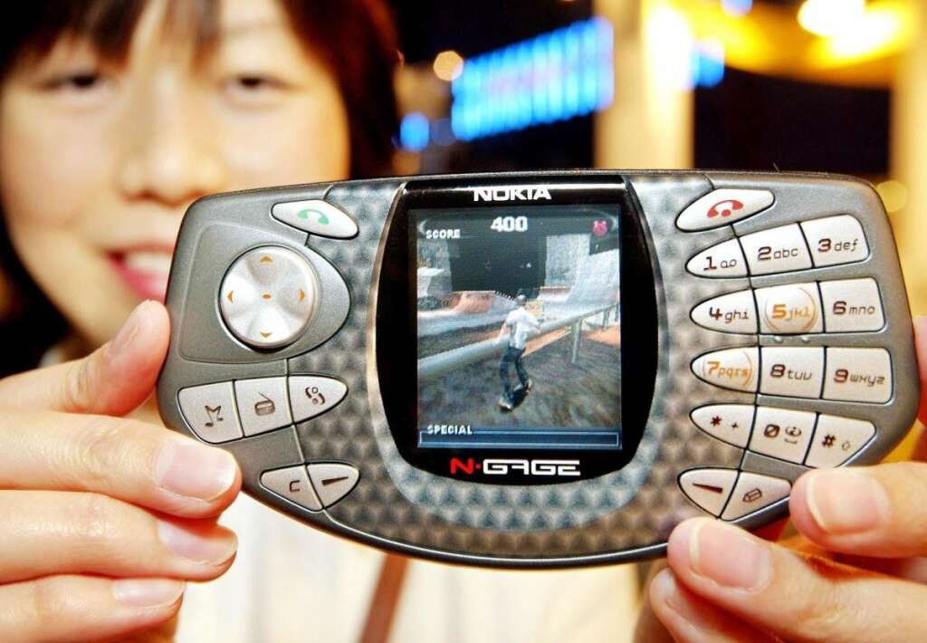 2003 - Le bide du téléphone N-GAGE - Console de jeux avant d'être un téléphone, la greffe n'a jamais réussi à prendre.