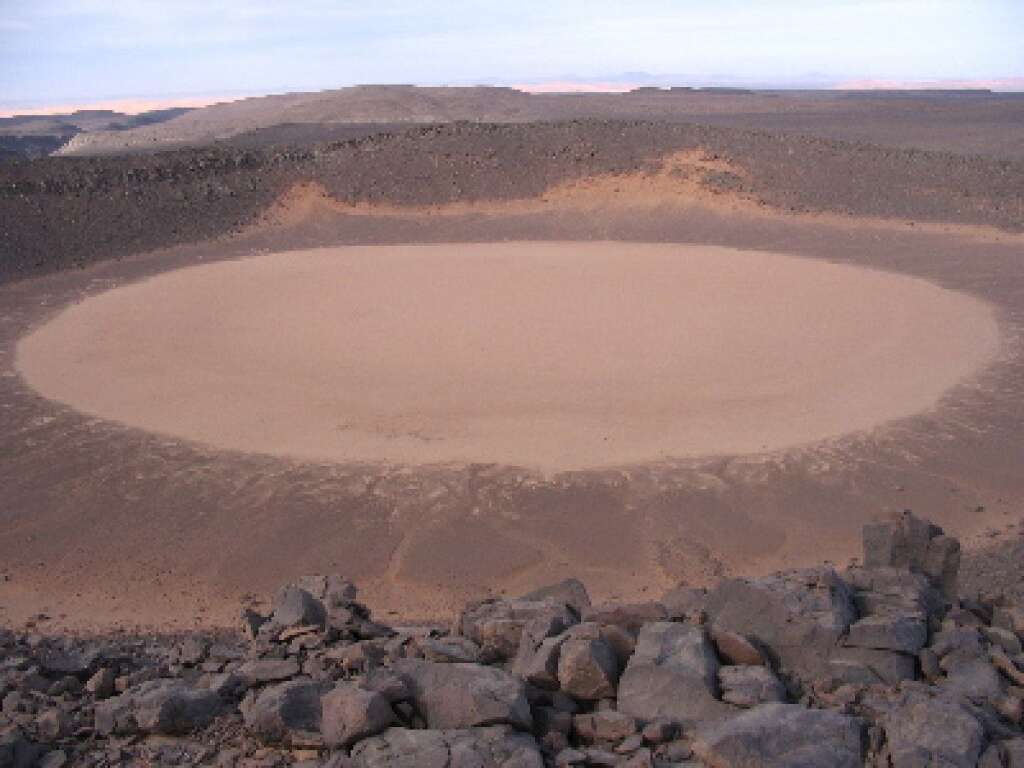 - Le cratère d'Amguid en Algérie.