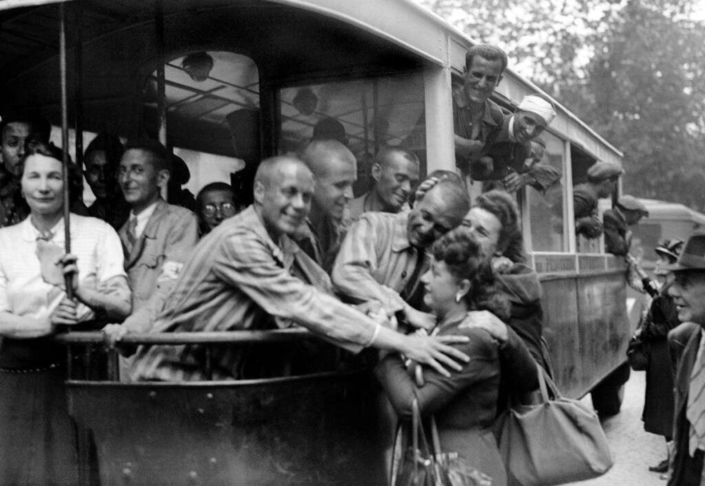 L'arrivée de déportés au Lutetia en 1945 - Des déportés français en Allemagne, portant encore l'uniforme rayé du camp de concentration, sont accueillis par des Parisiens à leur arrivée au centre de l'hôtel Lutétia, en mai 1945, quelques temps après la fin de la 2e guerre mondiale, le 08 mai de la même année