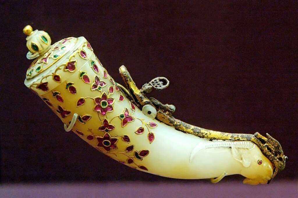 Musée du Louvre: Arts de l'Islam - <strong>Corne à poudre</strong>, Inde, XVIIe siècle.   <em>Jade à décor incrusté de fil d'or, de rubis et de turquoises.</em>