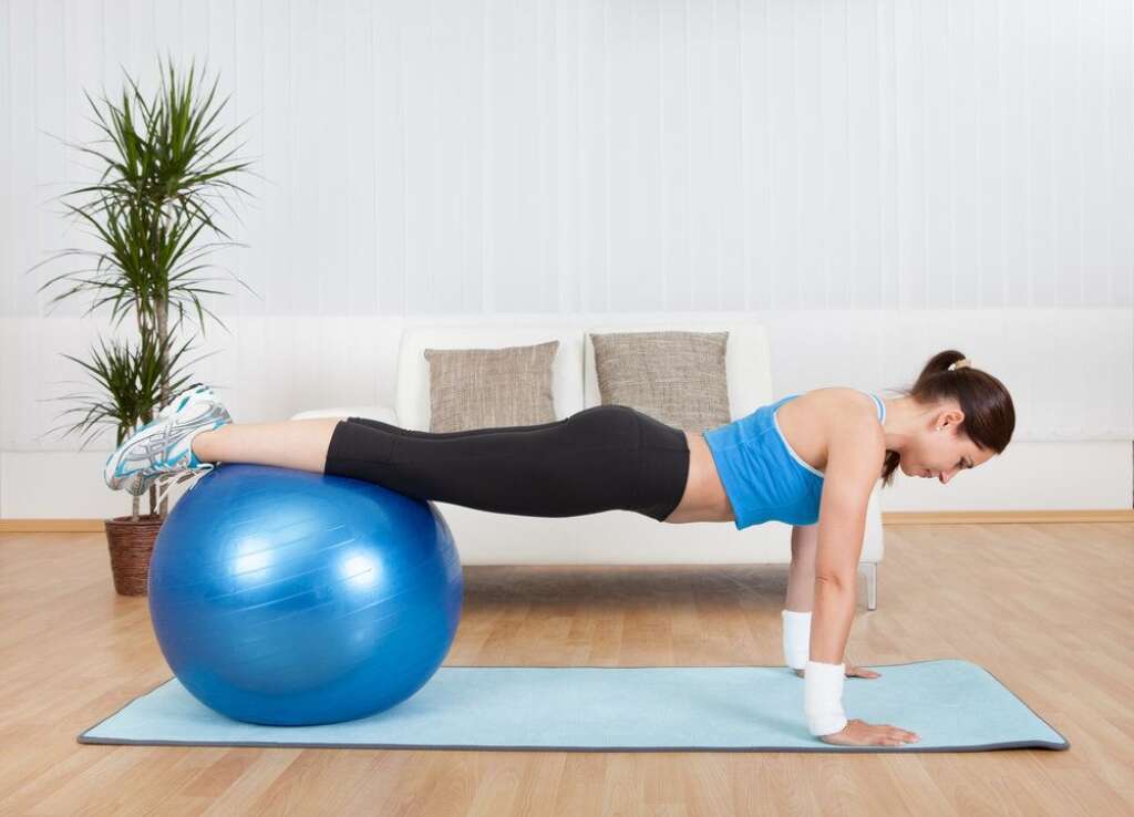 La planche élevée («Elevated Plank») - Encore, que ce soit en position de la planche basse ou haute, utilisez une surface comme un petit banc ou une balle pour surélever vos jambes.