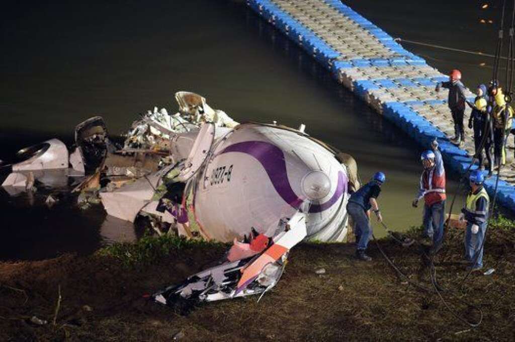 Rescuers check the wreckage of the TransAsia ATR 72-600 on the Keelung river at New Taipei City on February 4, 2015.  At least 23 people were killed when a passenger plane operated by TransAsia Airways clipped an overpass soon after take-off and plunged into a river in Taiwan, the airline's second crash in seven months.   AFP PHOTO / SAM YEH        (Photo credit should read SAM YEH/AFP/Getty Images)