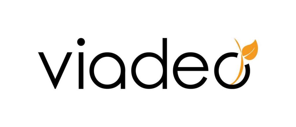 Viadeo - C'est le principal concurrent de LinkedIn, en matière de réseau social professionnel. Lancé en 2004, il est présent en Europe et dans les pays émergents, et revendique 50 millions de membres en 2013. Ayant choisi de ne pas communiquer sur son chiffre d'affaires, la direction de Viadeo affirme être rentable.