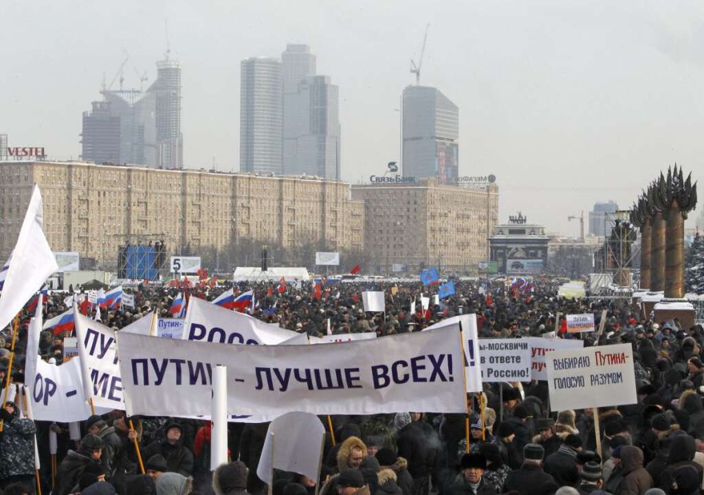 - Des manifestants pro-Poutine à Moscou. "Poutine est le meilleur de tous", "un vote pour Poutine est la voix de la raison", est-il écrit sur les pancartes.