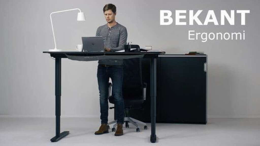 Un bureau ajustable - Travaillez debout! Certains constructeurs proposent maintenant des modèles spécialement conçus pour, à l'image de ce bureau conçu par Ikea. Travailler debout, ne serait-ce que deux ou trois heures par jour, est bénéfique pour la santé. Cela permet même de brûler des calories.