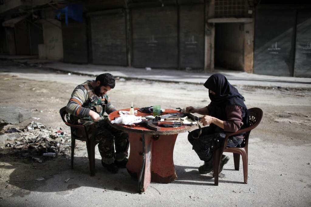 - Des combattants de l'Armée syrienne libre nettoyent leurs armes à Alep, le 24 décembre 2012.