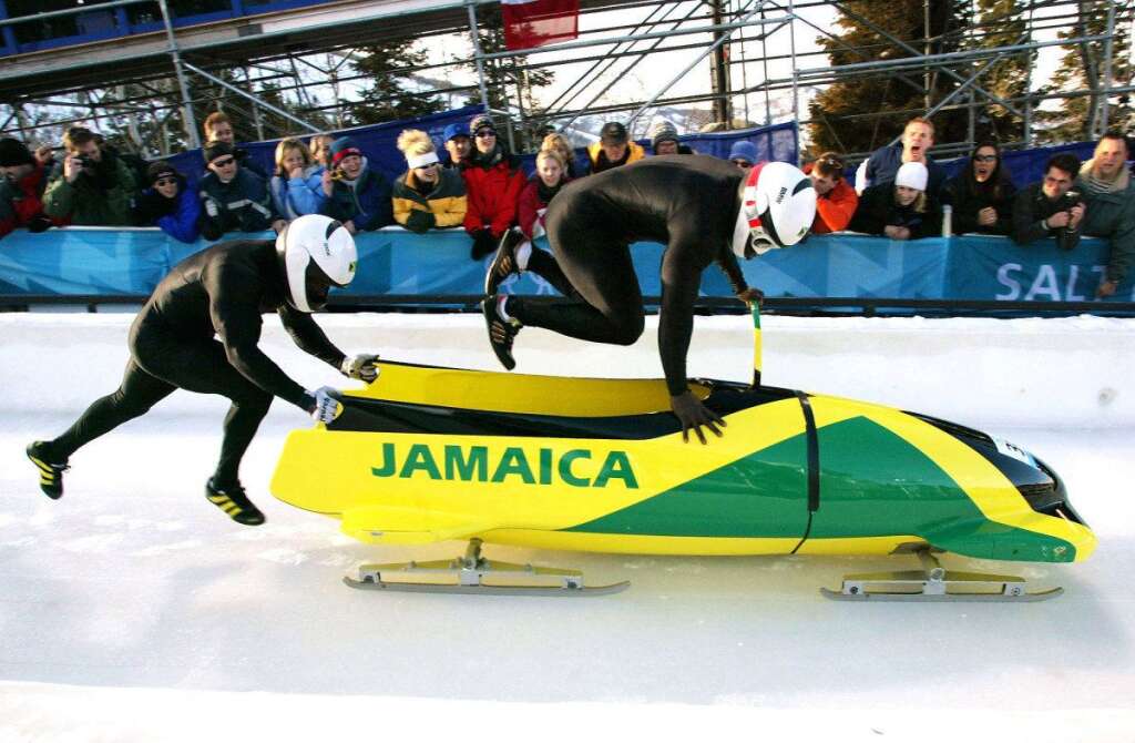L'équipe de bobsleigh de Jamaïque - Le comité olympique jamaïcain (JACO) a annoncé mi-janvier que son équipage de bobsleigh à deux était qualifié pour les Jeux olympiques de Sotchi, 26 ans après une première expérience qui avait inspiré le film <em><a href="http://www.allocine.fr/film/fichefilm_gen_cfilm=9895.html" target="_blank">Rasta Rockett</a></em>.    La délégation jamaïcaine comprendra cinq personnes, dont le pilote Winston Watts et son pousseur Marvin Dixon, a précisé le comité olympique dans un communiqué. "Les frais de voyage et de séjour seront pris en charge conjointement par le JACO et le comité d'organisation des JO-2014", a ajouté le texte.    Une inconnue pesant sur la participation de la Jamaïque était d'ordre financière, le pilote Winston Watts estimant que son équipe avait besoin de 40.000 dollars (29.560 euros) pour se rendre à Sotchi et pour acheter notamment de nouveaux patins. Cette question est désormais résolue d'autant que <a href="http://quebec.huffingtonpost.ca/2014/01/18/equipe-jamaicaine-bobsleigh-qualifiee_n_4624651.html" target="_blank">l'appel financier lancé par les responsables jamaïcains sur les réseaux sociaux</a> a eu un certain écho.    Seul petit accroc: les bobeurs <a href="http://www.lequipe.fr/Bobsleigh/Actualites/La-jamaique-a-perdu-ses-affaires/438341" target="_hplink">avaient égaré leur équipement lors d'une escale à New York</a>. Finalement, celui-ci a été retrouvé et <a href="http://www.sport365.fr/jo-2014-sotchi/jamaique-les-rasta-rocketts-ont-retrouve-leurs-bagages-1100768.shtml" target="_hplink">rapporté à leurs propriétaires par le comité d'organisation</a>...