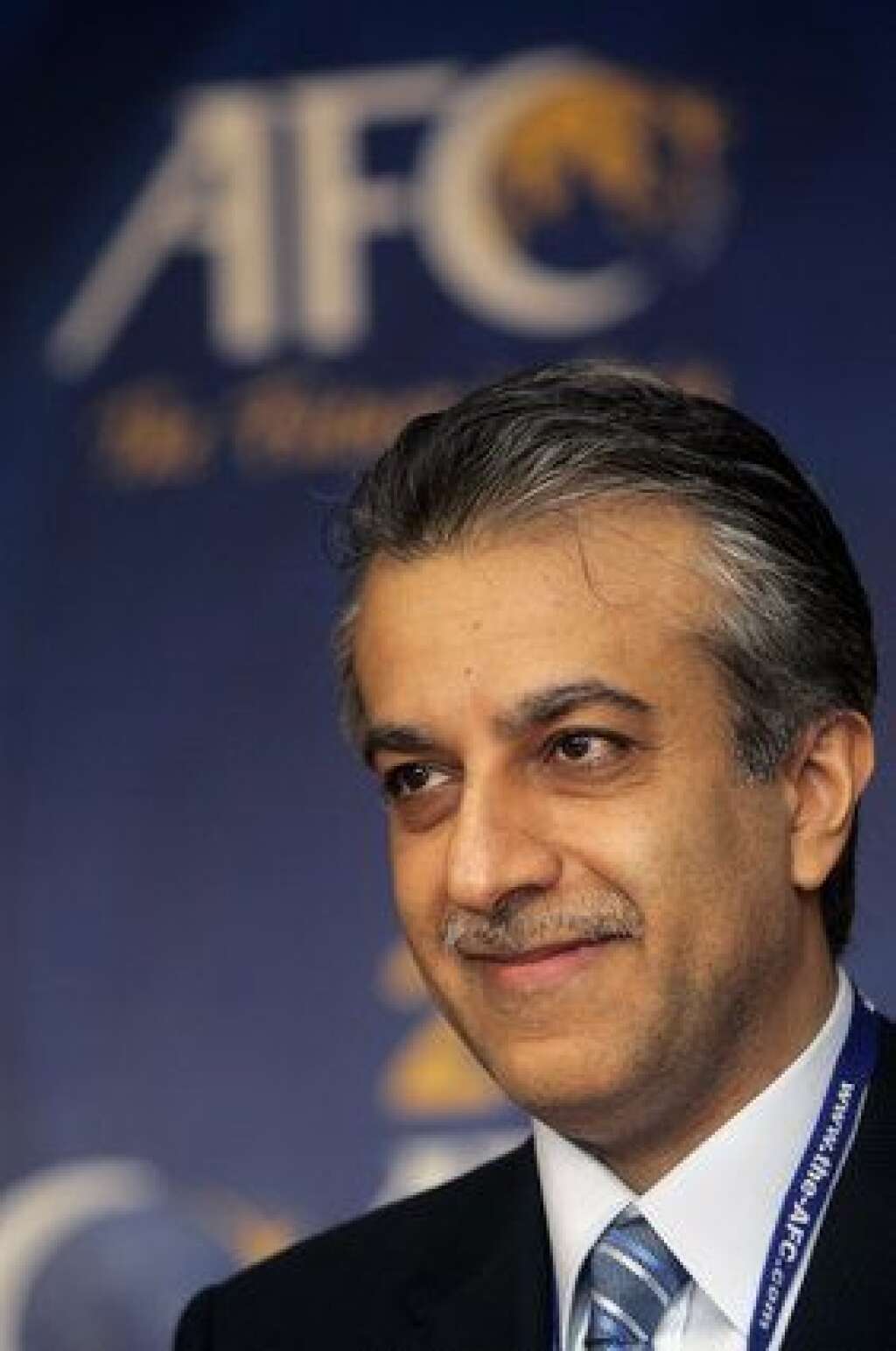 Cheikh Ali Salman, patron du foot asiatique - Cheikh Salman, membre de la famille royale du Bahrein, est le président de la Confédération asiatique de football (AFC) depuis 2013, il connaît bien la Fifa pour en occuper l'un des postes de vice-président.   Agé de 49 ans, il avait auparavant soutenu Platini. Pourrait-il bénéficier du soutien de l'UEFA en cas d'empêchement de Platini? Le Bahreini traîne en tout cas de gros boulets: il fait l'objet de vives critiques de la part d'organisations de défense des Droits de l'Homme pour son rôle dans la répression du soulèvement démocratique de 2011, ce qui pourrait refroidir nombre de fédérations européennes.
