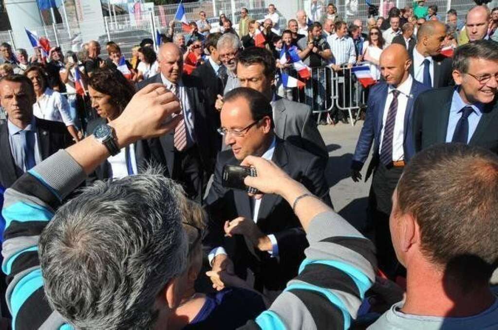 François Hollande à Denain - <blockquote class="twitter-tweet"><p>L&#39;arrivée du président François <a href="https://twitter.com/search?q=%23Hollande&src=hash">#Hollande</a> à l&#39;école Michelet de <a href="https://twitter.com/search?q=%23Denain&src=hash">#Denain</a>. <a href="http://t.co/i9KYsxXTVF">pic.twitter.com/i9KYsxXTVF</a></p>— VDNValenciennes (@VDNValenciennes) <a href="https://twitter.com/VDNValenciennes/statuses/374829926727163904">September 3, 2013</a></blockquote> <script async src="//platform.twitter.com/widgets.js" charset="utf-8"></script>