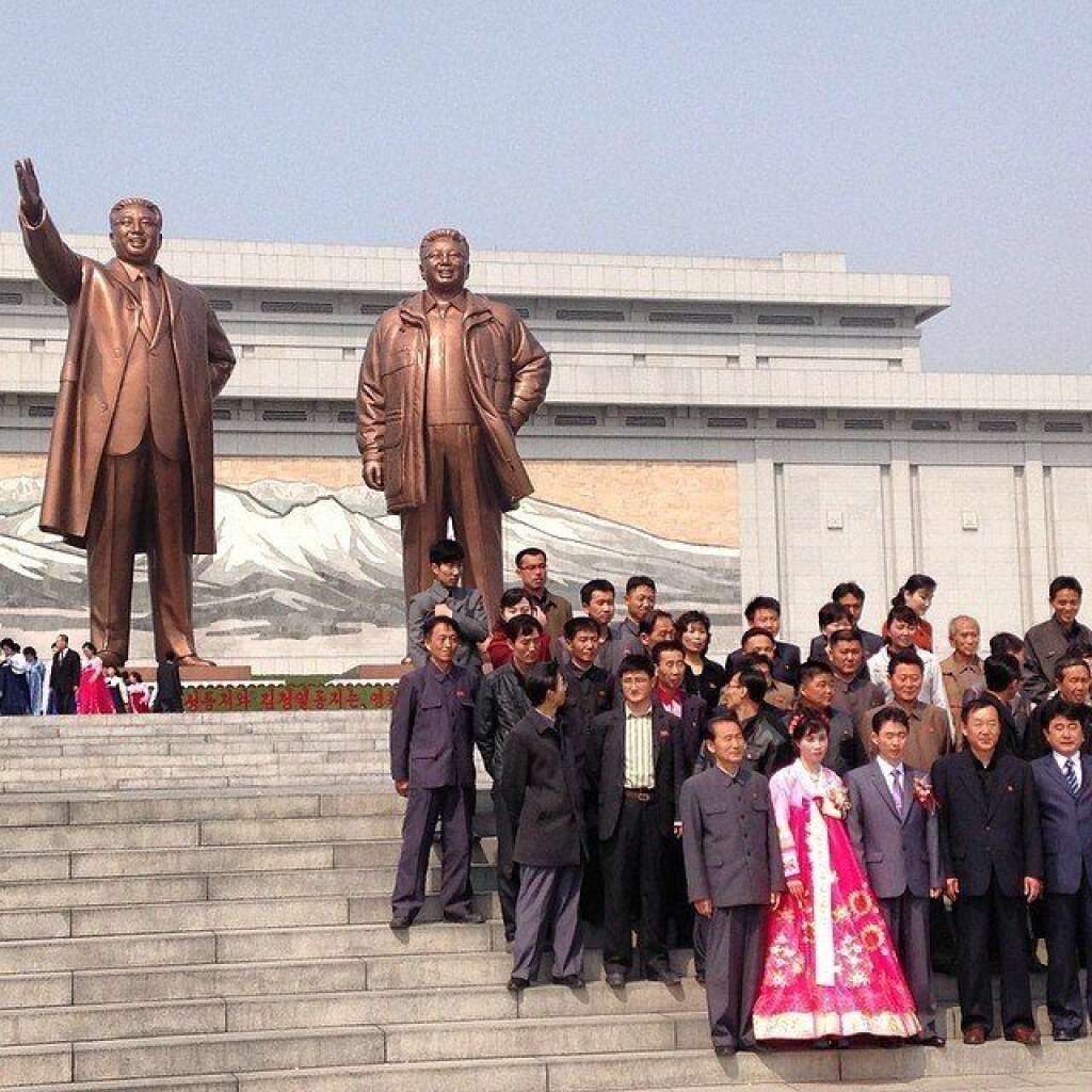 - "Une photo de mariage en Corée du Nord - il était obligatoire de la prendre en face de deux statues, l'une du président Kim Il Sung et du général Kim Jong Il", explique Jen Loong sur son compte Instagram.